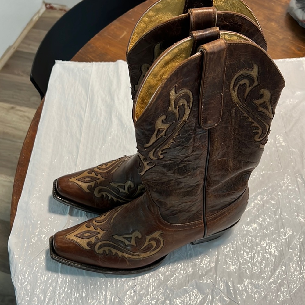 Women’s 8.5 B boots